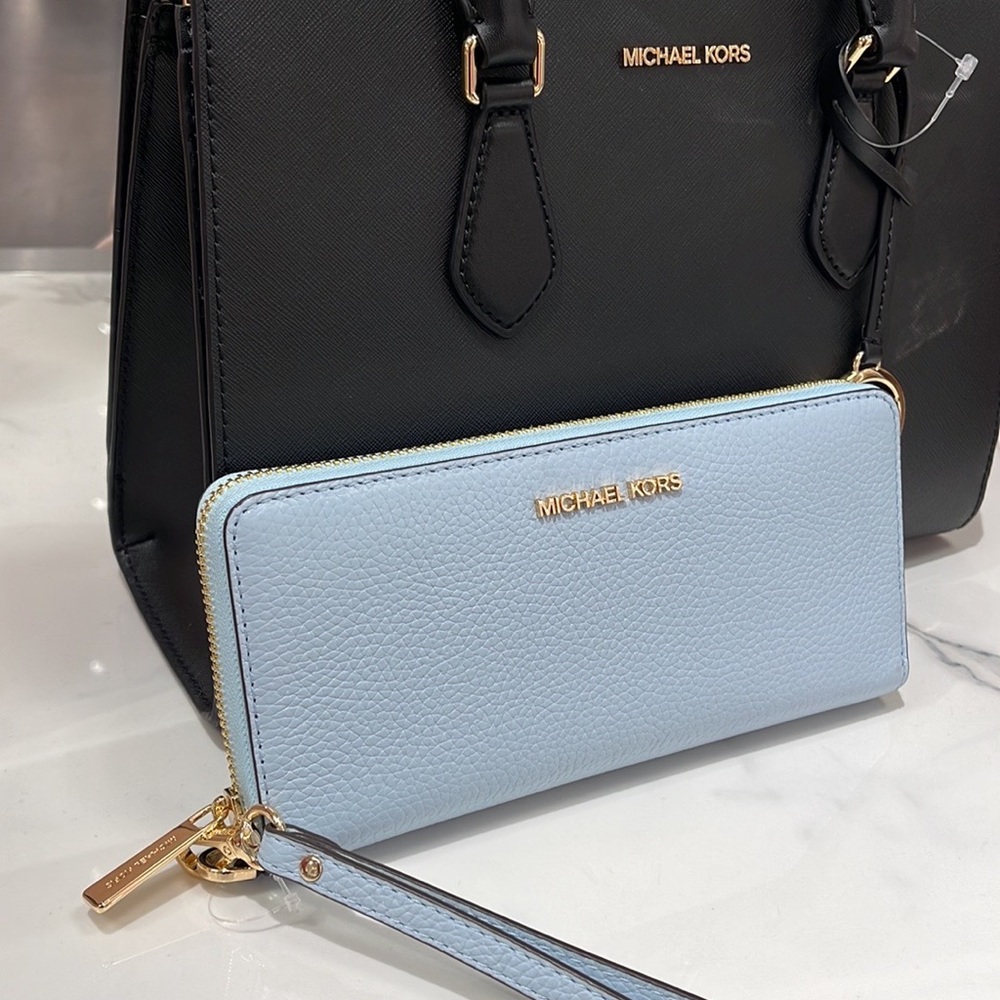 MICHAEL KORS LARGE TRAVEL CONTINENTAL WRISTLET WALLET PHONEHOLDER 
Vista Blue - Picture 9 of 16